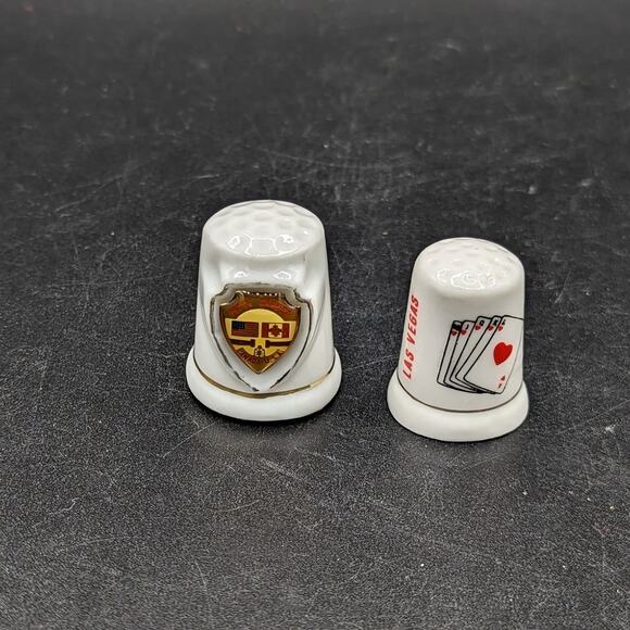 Set Of 2 Vintage Porcelain Souvenir Thimbles Canada And Las Vegas - Picture 1 of 8